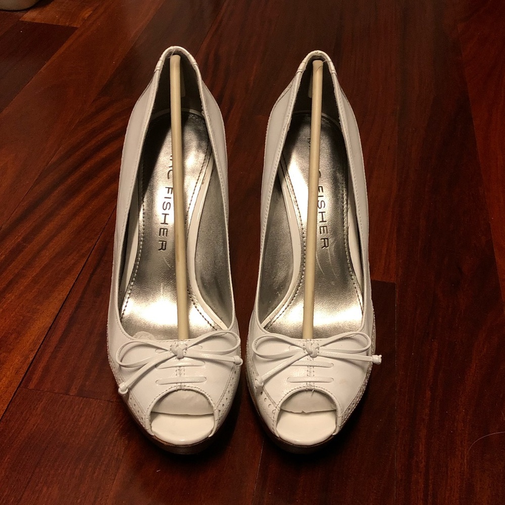 MARC FISHER WHITE PATENT LEATHER HEELS 7.5 M